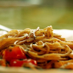 120213175629-120213182759-p-O-spagetti-s-moreproduktami-pomidorami-cherri